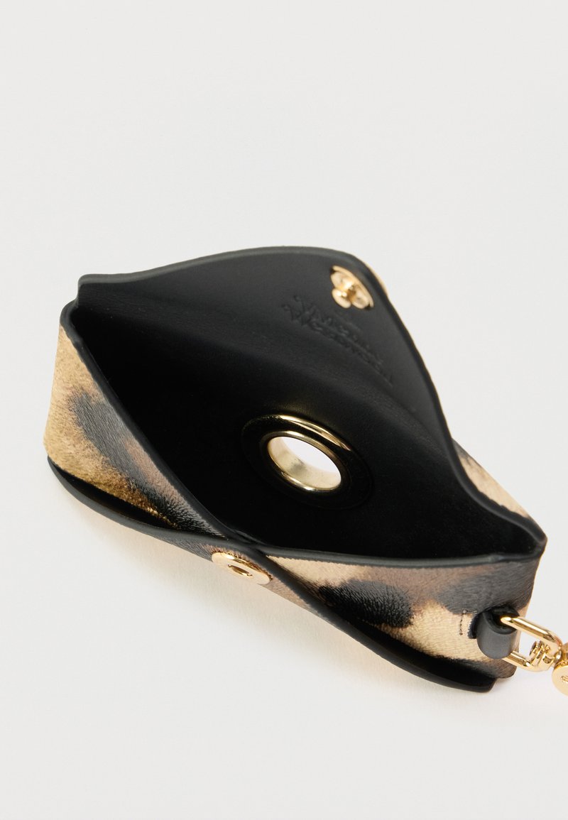 Sort og gyldent leopardprintet læretaske med et unikt trekantet design, der har en metaløje og gyldne hardware-detaljer.