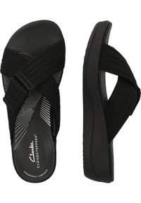 Zwarte Cloudsteppers sandalen van Clarks met zachte gevlochten banden, een gevoerde binnenzool, een lichtgewicht zool en een textuur bovenkant ontwerp.