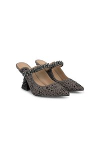 Escarpins slingback gris ornés avec un bout pointu, une texture studded élaborée et un design unique de talon noir.