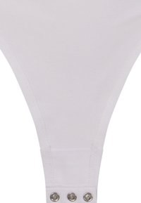 Hvit bomullsstringtruse med en glatt tekstur, minimalistisk design og trykknappfeste med metallikken.