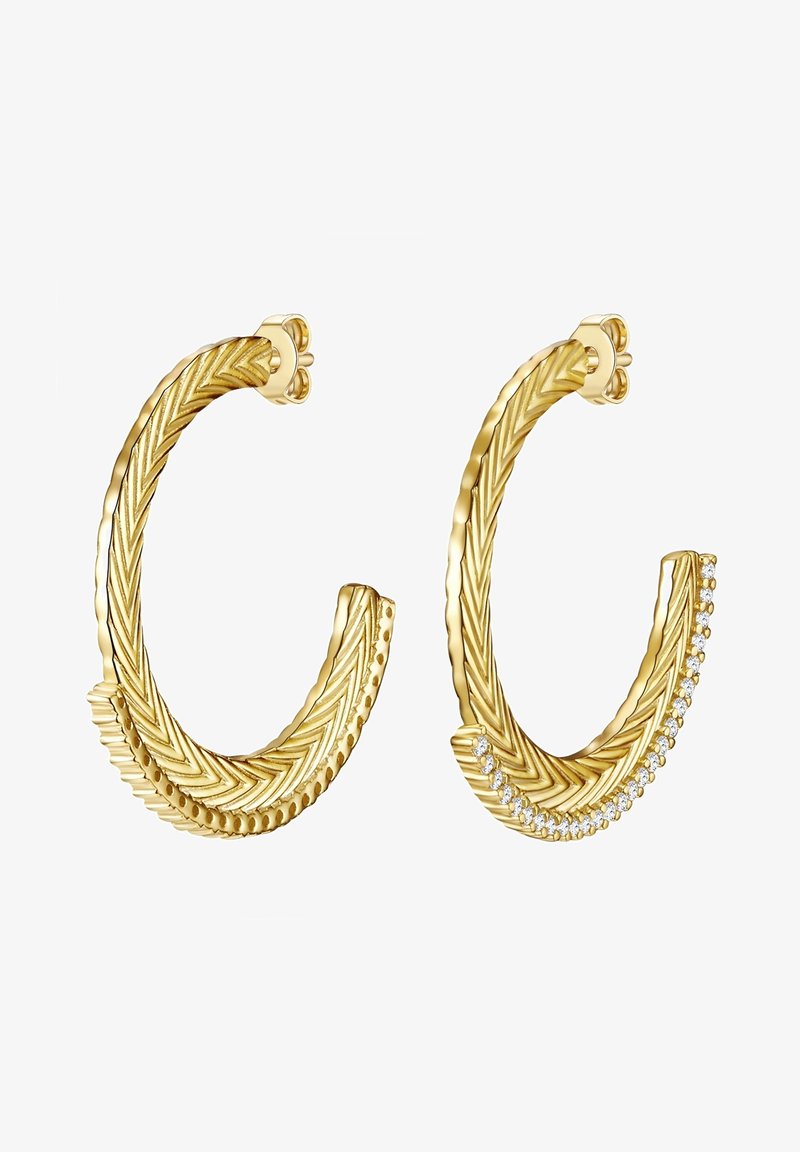 Guldörrhängen med en strukturerad fiskbensmönster, där en har klara kristallaccenter längs kanten och en sömlös stängningsdesign.