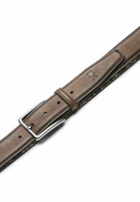 Brauner Ledergürtel mit strukturiertem Finish, silberner Metall-Schnalle und mehreren Verstelllöchern. Minimalistisches Design mit dezentem Branding.