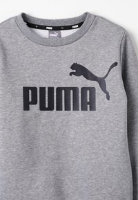 Szary sweatshirt wykonany z miękkiego materiału, z dużym czarnym logo "PUMA" i sylwetką skaczącego pumy z przodu. Okrągły dekolt.