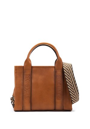 Sac à main en cuir marron avec deux poignées supérieures et une large bandoulière tissée en motif chevrons, embossée du nom de la marque "Pikolinos".
