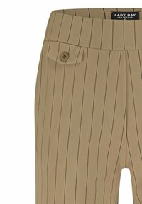 Beige broek met zwarte streepjes, met een knoopdetail op een zijzak en een vlakke tailleband. Glad materiaal en taillering.