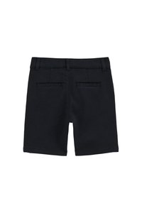 Shorts noirs sur mesure, longueur au genou, avec passants pour ceinture et deux poches passepoilées à l'arrière, présentés à plat sur fond blanc.