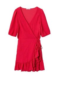 Czerwona sukienka o kopertowym kroju, z krótkimi bufkami, teksturowany materiał, dekolt w serek, pasek w talii i falbaniasty dół.