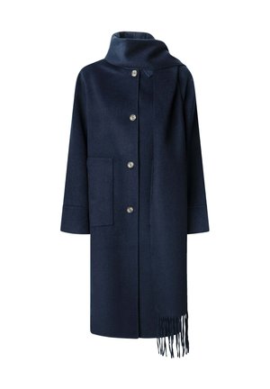 Cappotto di lana navy con collo alto, chiusura frontale a cinque bottoni, due tasche laterali e una sciarpa con frange su un lato. Texture liscia e taglio dritto.