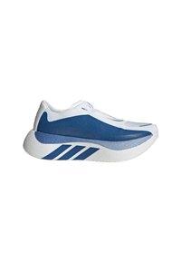 Λευκό και μπλε αθλητικό παπούτσι με χοντρή σόλα και τρεις μπλε ρίγες στο πλάι, σχεδιασμένο για τρέξιμο ή αθλητικές δραστηριότητες.