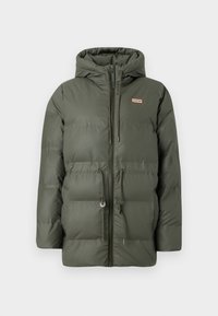 Maslinasto zeleni puffer jakna s kapuljačom na vezanje, zatvaranjem na zip i elastičnom donji rub, s malom markom na prsima.