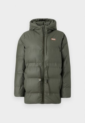 Veste matelassée vert olive avec une capuche à cordon, une fermeture éclair et un ourlet élastique, avec un petit logo de marque sur la poitrine.