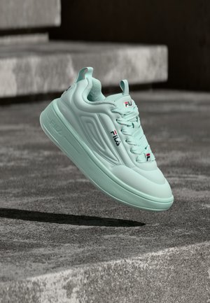 Αθλητικό παπούτσι σε χρώμα aqua με κομψό σχεδιασμό, που διαθέτει υλικό συνθετικό με υφή, κλείσιμο με κορδόνια και λεπτές διακριτικές λεπτομέρειες λογότυπου στο πλάι.