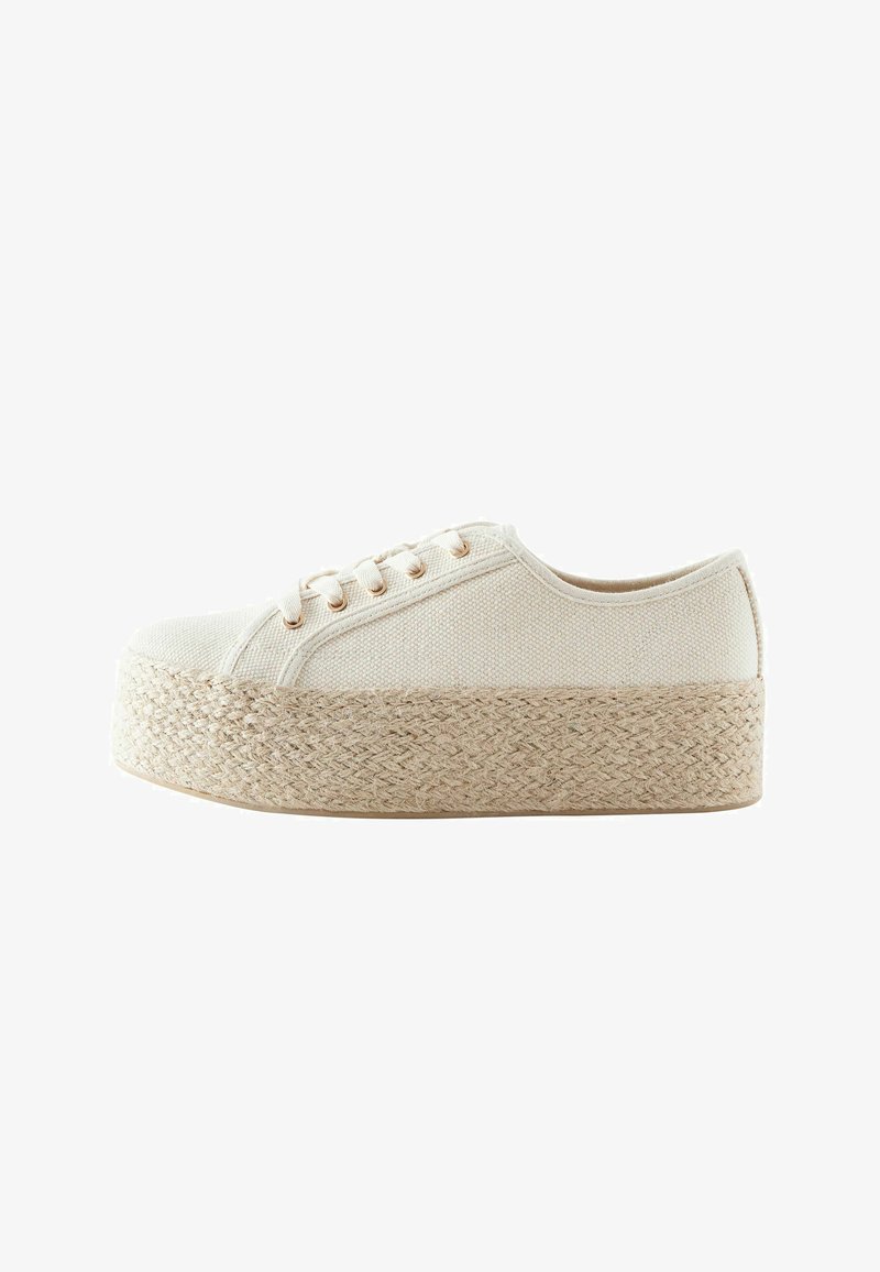 Baskets plateforme en toile blanche avec semelle en jute tressé, bout rond et trois œillets pour les lacets. Texture lisse et design minimaliste.