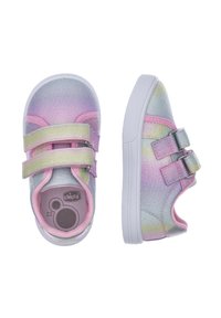 Chaussures pour enfants avec un design en dégradé pastel de rose, bleu et vert. Présentent des bandes Velcro et une semelle en caoutchouc. Texture lisse.