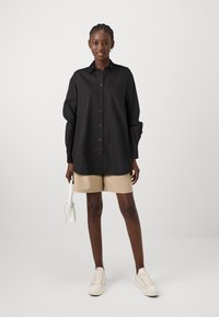 GAP THE BIG SHIRT - Užsagstoma palaidinė - black