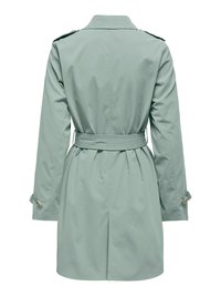 Trench-coat vert clair avec une taille ceinturée, doté d'un col classique et d'épaulettes. Le tissu est lisse avec une finition légèrement texturée.