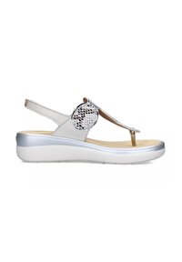 Sandal in bianco con suola a piattaforma, dettagli argento e un elemento decorativo rotondo e testurizzato. Cinturino regolabile sul retro e design open-toe.