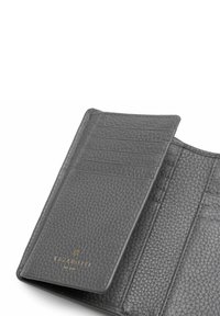 Cartera de cuero gris con textura de grano, que cuenta con múltiples ranuras para tarjetas y un detalle de logo en foil dorado. Diseño compacto con cierre de solapa.