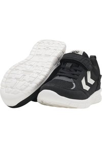 Schwarze Sneakers mit einem Obermaterial aus Mesh und Synthetik, weißen Akzenten und einem Klettverschluss. Sie verfügen über eine strukturierte weiße Laufsohle mit Traktionsmustern.