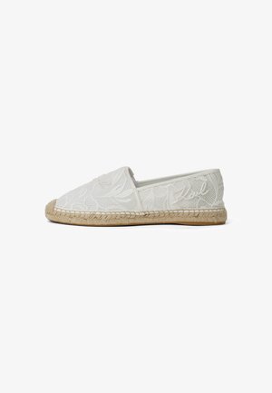 Espadrille blanca con patrón floral bordado, punta redonda, suela de yute trenzado y detalles cosidos a lo largo del borde.