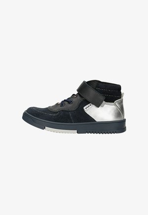 Hochschnittige Sneaker aus dunkelblauem Wildleder mit schwarzen Lederelementen und silbernem Metallic-Detail. Verfügt über einen Klettverschluss und eine strukturierte Gummisohle.