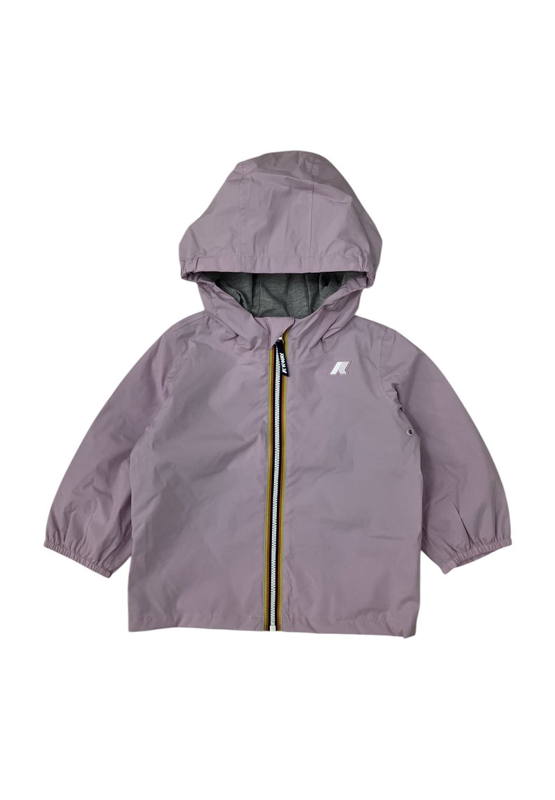 Giacca impermeabile di colore viola chiaro con cappuccio, polsini elastici, chiusura con zip caratterizzata da un accento giallo e un logo sul petto.