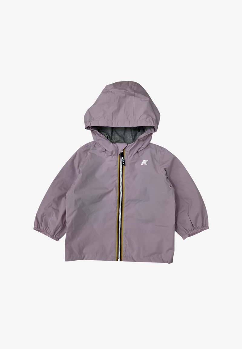 Giacca impermeabile di colore viola chiaro con cappuccio, polsini elastici, chiusura con zip caratterizzata da un accento giallo e un logo sul petto.