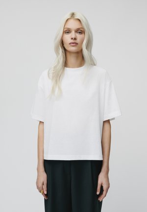 Witte katoenen t-shirt met een relaxte pasvorm, korte mouwen en een ronde halslijn. Minimalistisch ontwerp met naadloze schouders en een rechte zoom.