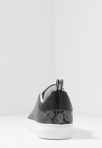 Roberto Cavalli Matalavartiset tennarit - black
