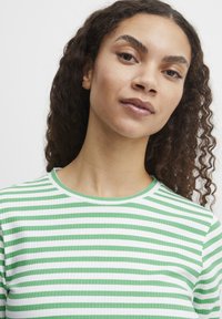 b.young BYPESSY - Langærmet T-shirt - ming green mix
