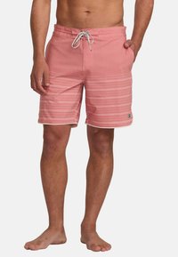 Ružové plavkové šortky s bielymi horizontálnymi pruhmi, elastický pás, sťahovacia šnúrka a bočné vrecká; vyrobené z ľahkej tkaniny.