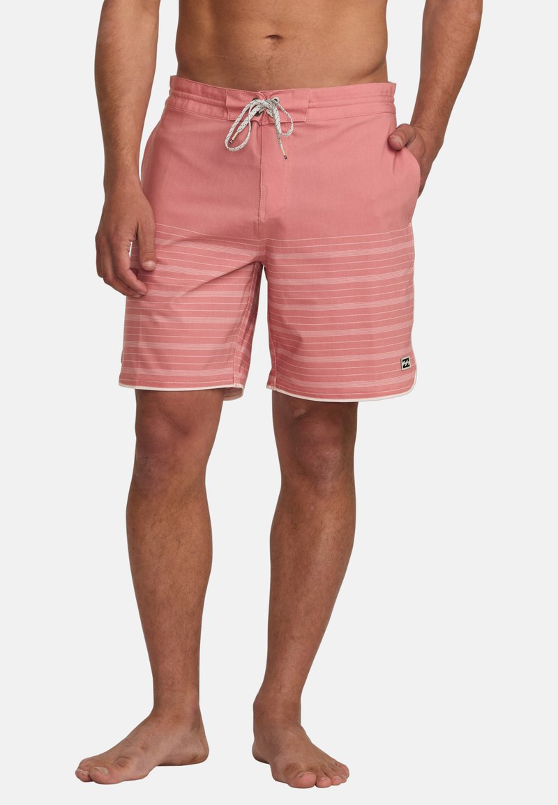 Ružové plavkové šortky s bielymi horizontálnymi pruhmi, elastický pás, sťahovacia šnúrka a bočné vrecká; vyrobené z ľahkej tkaniny.