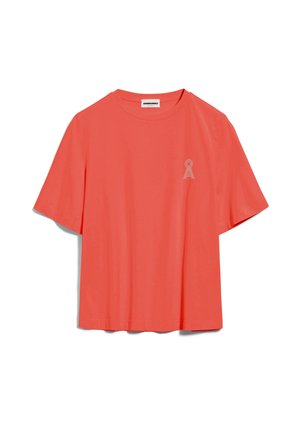 Koralenio-różowy T-shirt z krótkim rękawem, okrągłym dekoltem i małym jasnym logo na lewej piersi, przedstawiony na białym tle.