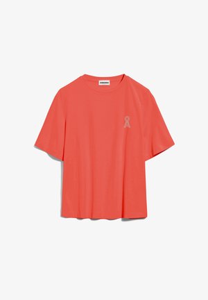 Koralenio-różowy T-shirt z krótkim rękawem, okrągłym dekoltem i małym jasnym logo na lewej piersi, przedstawiony na białym tle.