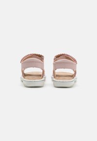 Rosa sandaler med öppen häld, läderremmar med scallopade kanter och en ljus gummisula, designade för komfort och andningsförmåga.