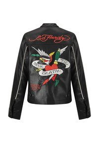 Giacca di pelle nera con un vivace design ricamato di un uccello, un cuore e un rotolo con la scritta "TRUE TIL DEATH" e "ED HARDY" in un elegante corsivo rosso.