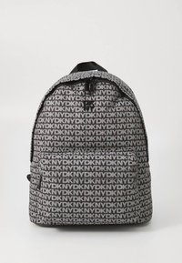 Črno-siv nahrbtnik z vzorcem ponavljajočih se logotipov, z zapiranjem na zadrgo in sprednjim žepom. Iz trpežne tkanine z nastavljivimi naramnicami.