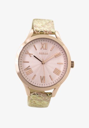 Montre en or rose avec un cadran rose texturé, des chiffres romains et un bracelet en cuir de serpent vert. Présente un boîtier rond et une couronne.