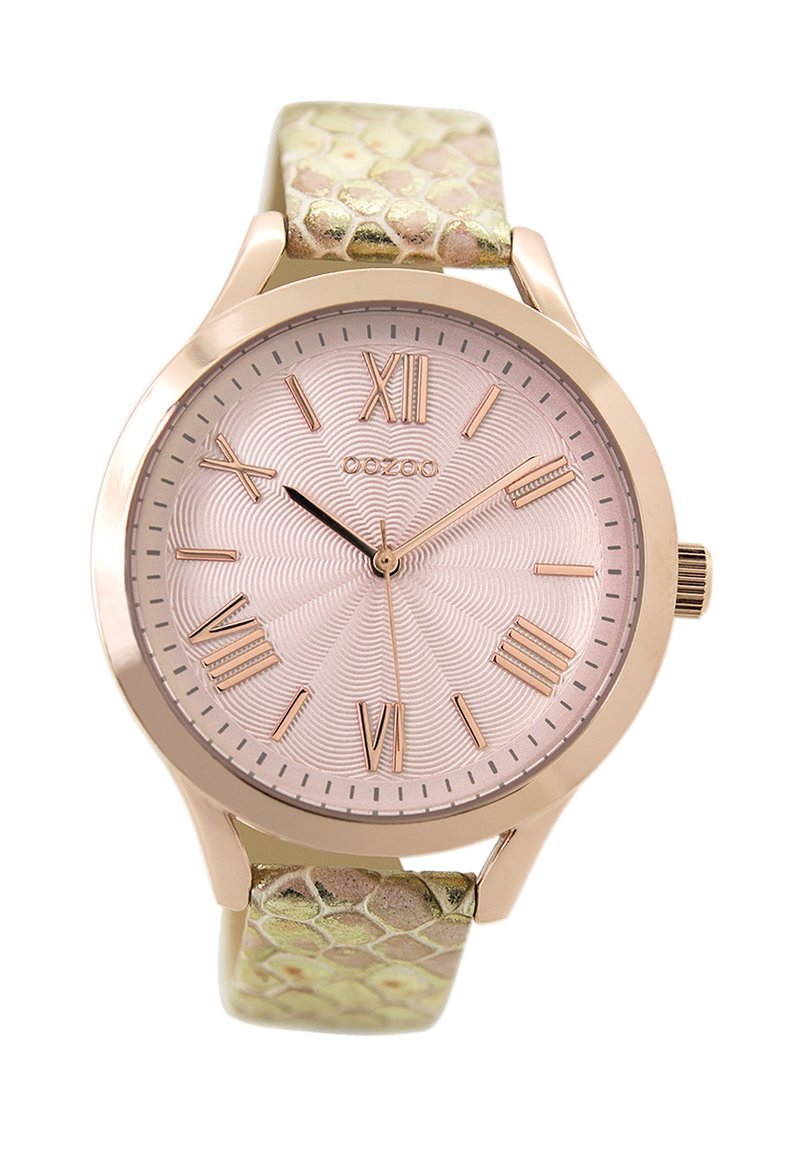 Montre en or rose avec un cadran rose texturé, des chiffres romains et un bracelet en cuir de serpent vert. Présente un boîtier rond et une couronne.