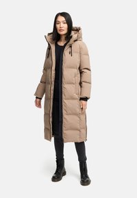 Manteau long beige matelassé avec capuche, doté d'une fermeture éclair à l'avant et de cordons de serrage réglables, en tissu texturé, avec poches latérales.