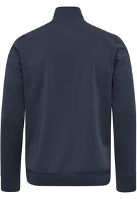 Marineblauwe ritsjack met een hoge kraag, lange mouwen en een gladde textuur. Eenvoudig ontwerp zonder patronen of versieringen.