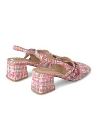 Scarpe slingback in tessuto intrecciato rosa con punta appuntita e tacco largo. Presentano decorazioni ornamentali e un design goffrato sulla parte superiore.