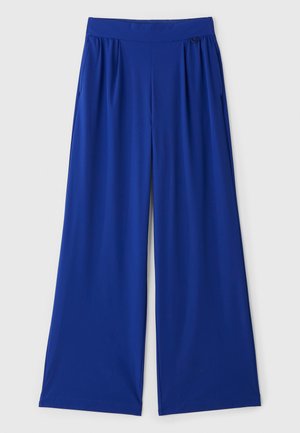Helleblaue weite Hose aus einem glatten, elastischen Stoff. Sie verfügt über einen elastischen Bund und seitliche Taschen für Funktionalität.