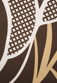 Vzorek látky s mřížkovým vzorem v hnědé a krémové barvě, doplněný abstraktními tvary v béžové, vytvářejícími texturovaný vizuální efekt.