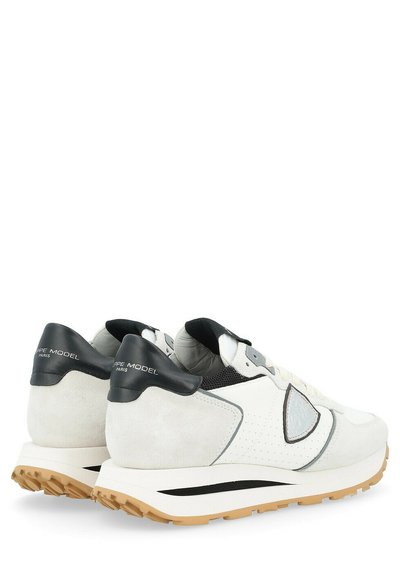 Sneakers con una toma in pelle bianca e dettagli grigi, linguetta nera sul tallone, dettagli perforati e suola in gomma con un motivo testurizzato.