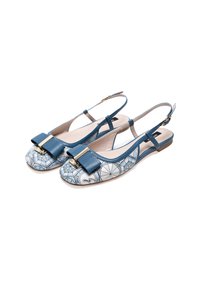 Ballerine slingback in pelle blu con punta in tessuto patterned, caratterizzata da un grande fiocco e accessori in oro. Suola piatta e cinturino regolabile.