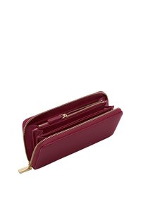 Portafoglio in pelle bordeaux con zip, dotato di più scomparti e una linguetta dorata per la chiusura.