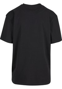 T-shirt nera a maniche corte in cotone, con scollatura rotonda e vestibilità rilassata, priva di loghi o motivi visibili.