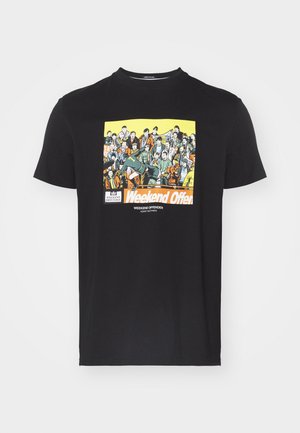 Schwarzes Baumwoll-T-Shirt mit einem bunten Grafikdruck verschiedener Personen vor einem gelben Hintergrund, beschriftet mit "Wochenendangebot".