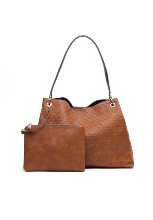 Grand sac à main en cuir marron avec motif embossé et petite pochette assortie avec fermeture éclair à l'avant sur fond blanc.
